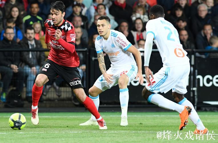 纽卡后卫伯恩因肺穿孔及肋骨骨折缺阵六周，球队后防告急仅剩四人。