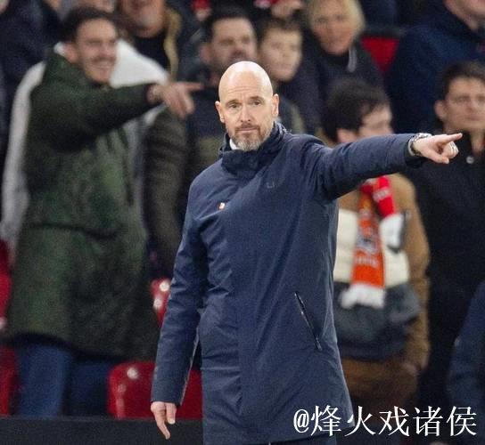 英超裁判争议不断！曼联遇判罚风波，对手手球漏判锁喉仅黄牌